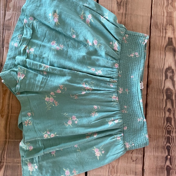 American Eagle Floral Shorts - Picture 1 of 4